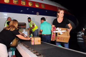 Natalia Denegri entrega ayuda humanitaria en Puerto Rico