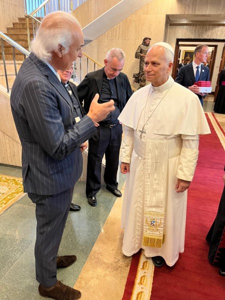 El doctor Manuel de la Peña con el Papa León XIV